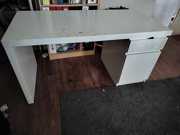 IKEA työpöytä laatikostolla