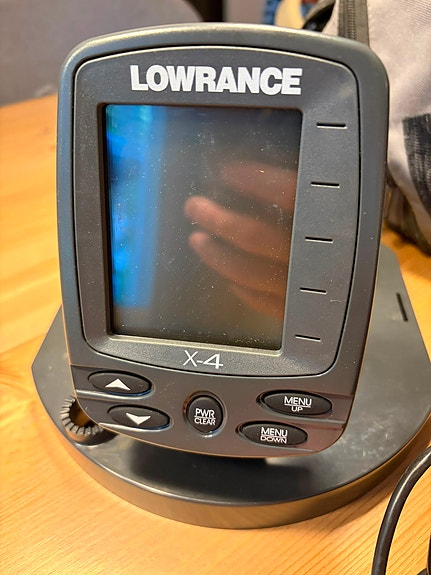 Lowrance X-4 kaikuluotain patteritelineellä