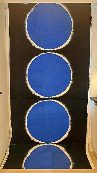 Marimekko "Vaarallinen planeetta"-kangas, sininen/musta