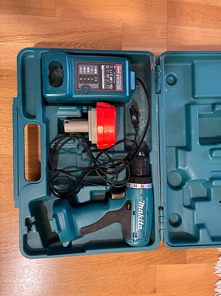 Makita 6270D akkuporakone 12V PA12 laturi ja salkku