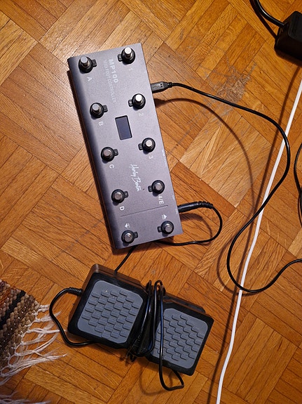 Harley Benton MP-100 MIDI foot switch ja M-Audio Pedaali