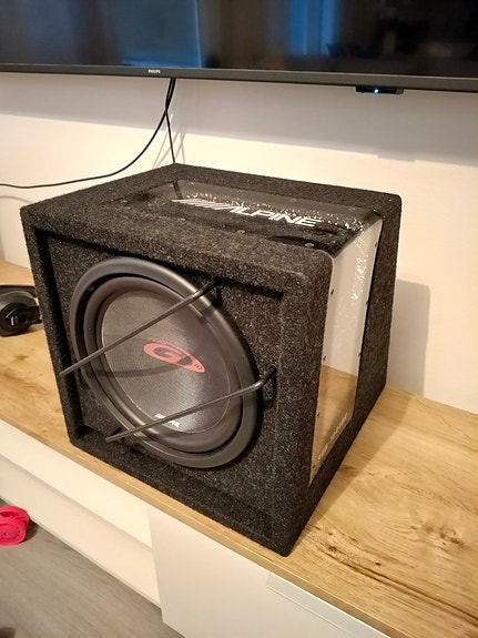 Alpine SBG-1044BR subwoofer kotelolla + Ground Zero vahvistin