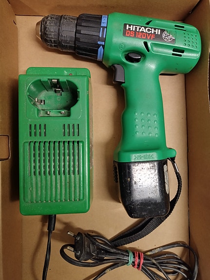 Hitachi 12V EB12 akkuporakone laturilla