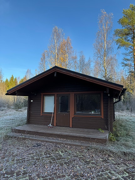 Hirsimökki purettavaksi