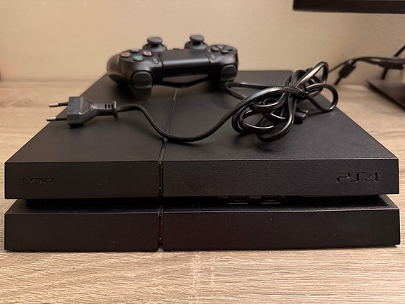 PS4-konsoli + DualShock-ohjain + pelit