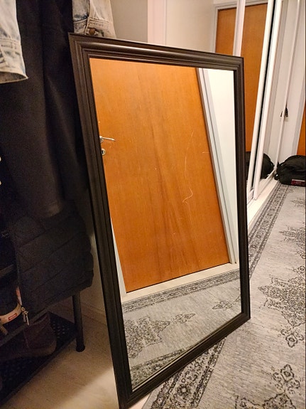 Iso peili mustalla kehyksellä