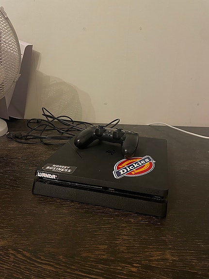 Sony PlayStation 4 pelikonsoli