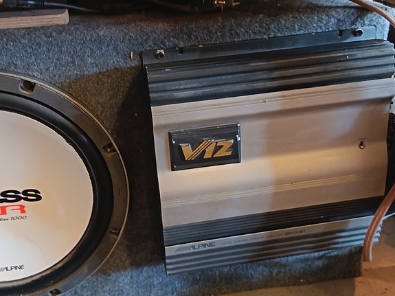Alpine Bass ZR subwoofer ja V12 vahvistin autoon
