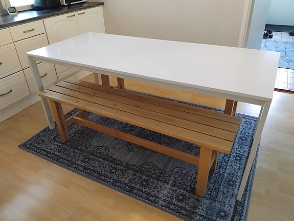 Ruokapöytä ja penkit