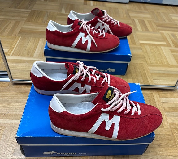 Karhu: punaiset vintage-tennarit mokkanahkaa