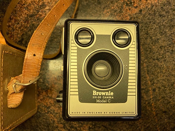 Kodak Brownie Six-20 Model C laatikkokamera. Mukana kantolaukku