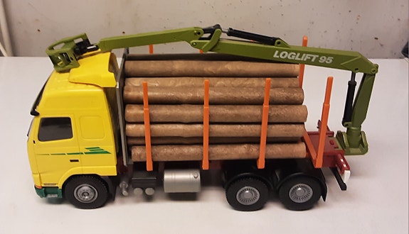 Emek Volvo FH16 globetrotter  tukkinuppi kuormalla