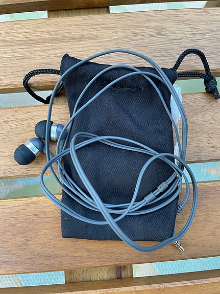 AKG langalliset nappikuulokkeet