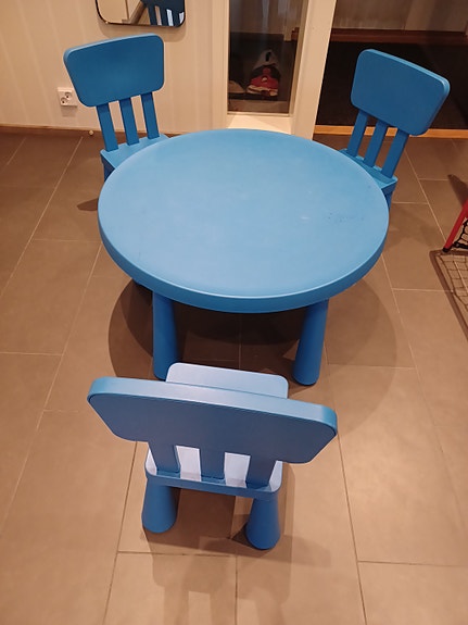 IKEA Mammut pyöreä pöytä ja 3 tuolia sininen