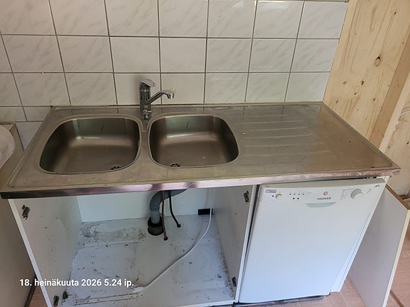 Pesuallas keittiö + Oras Safira hana