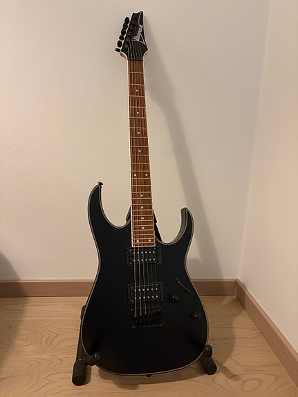 Ibanez-sähkökitara, Blackstar-vahvistin, AKG-kuulokkeet