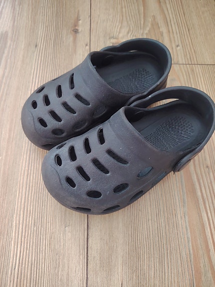 Mustat sandaalit 25