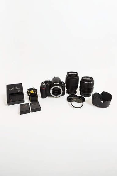 Nikon D3100- kamerasetti kahdella objektiivilla