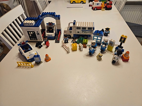 LEGO DUPLO City poliisiasema ja ajoneuvot