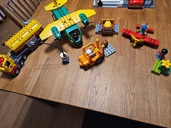 LEGO DUPLO City lentokoneet ja ajoneuvot