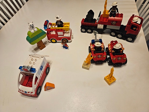 LEGO DUPLO City paloauto- ja pelastusajoneuvot
