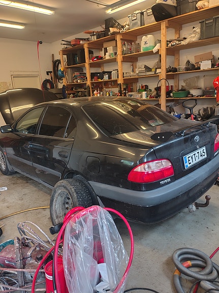 Toyota Avensis sedan varaosiksi
