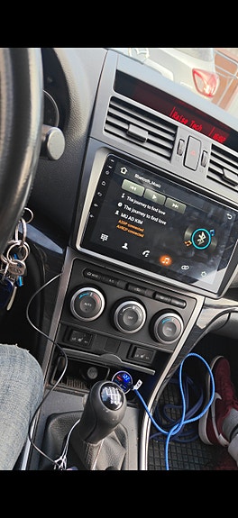 Android-soitin autoon kosketusnäytöllä ja johtosarjoilla. Mazda 6