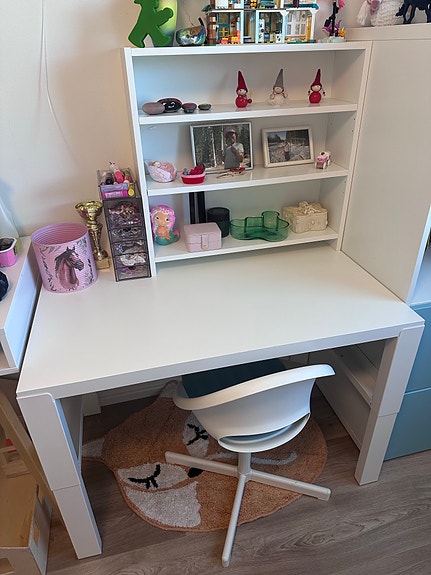 IKEA lasten valkoinen työpöytä ja hylly