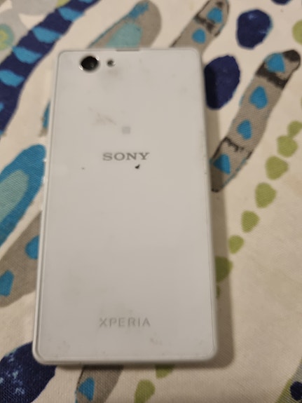 Sony Xperia älypuhelin valkoinen kaksi kappaletta näitä myyntiin
