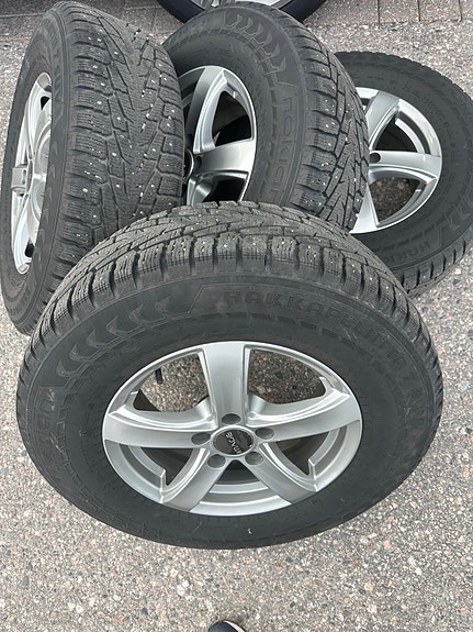 Myydään Nokian Hakkapeliitta 7 SUV -nastarenkaat alumiinivanteilla (4 kpl)