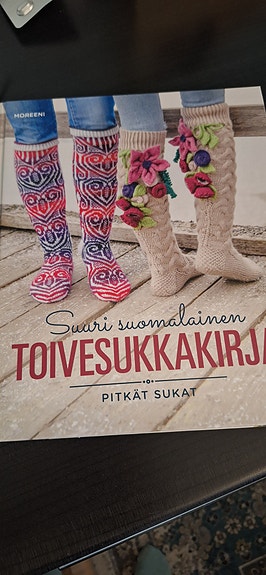Suuri suomalainen toivesukkakirja – pitkät sukat