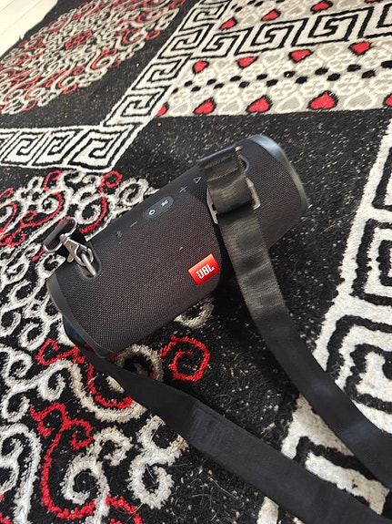 JBL kannettava Bluetooth-kaiutin olkahihnalla