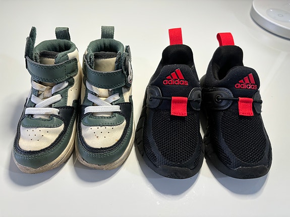 Adidas poikien lenkkarit koko 20/21 musta/punainen