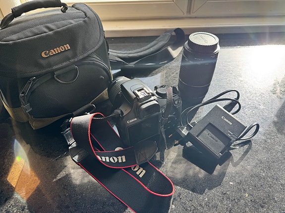 Canon EOS 1100D digijärjestelmäkamera paketti