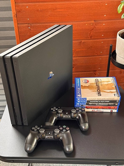 Sony Playstation 4 pro. 2 original DualShock 4