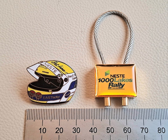 Kypärä pinssi ja Neste Rally 1000 Lakes muisto / mainos esine