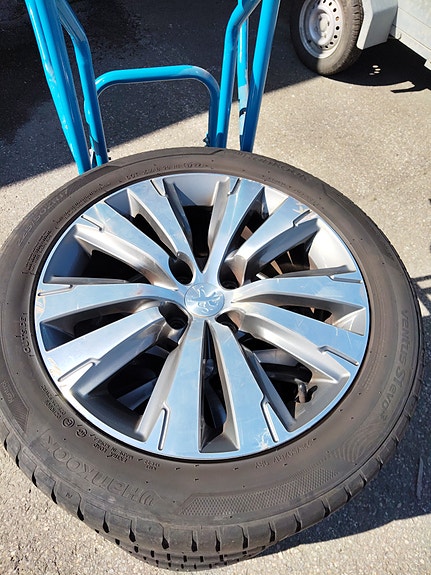 Peugeot aluvanteet hyvillä Hankook Ventus S1 Evo3 kesärenkailla