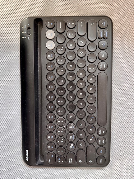 Jolly comb bluetooth compact keyboard with integrated slot for tablets