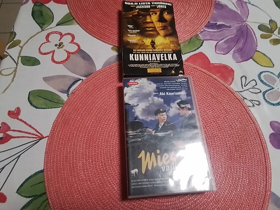 Kunniavelka, Mies vailla menneisyyttä ja Jeesus VHS-kasetit