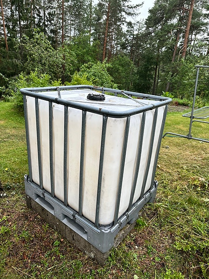 Vesisäiliö ritiläkehikolla, IBC, sijaitsee SALOSSA