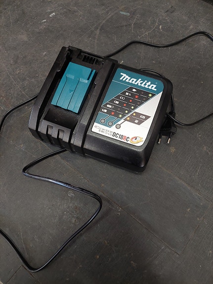 Makita laturi