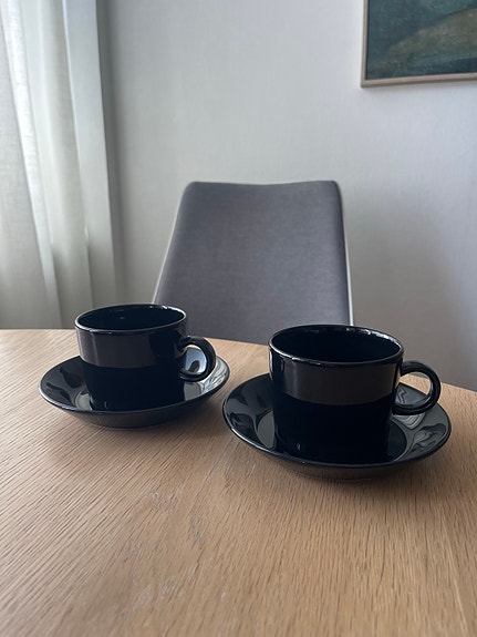 Iittala Arabia mustat kahvikupit ja lautaset