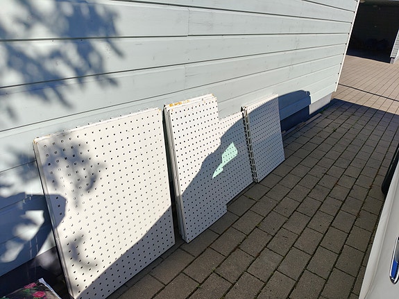 Valkoiset rei’itetyt seinälevyt / reikälevyt