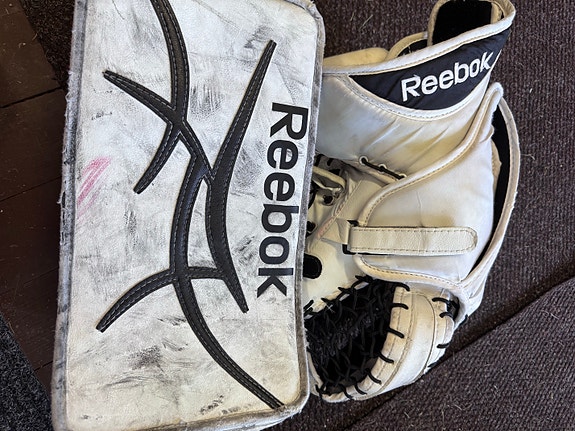 Reebok jääkiekkomaalivahdin räpylä ja kilpi valkoinen