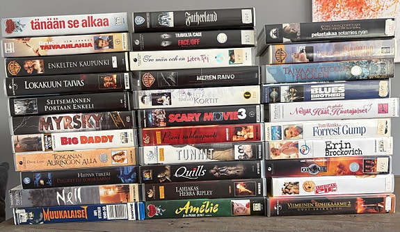 VHS-elokuvakokoelma Forrest Gump, Big Daddy, Scary Movie 3 ym.