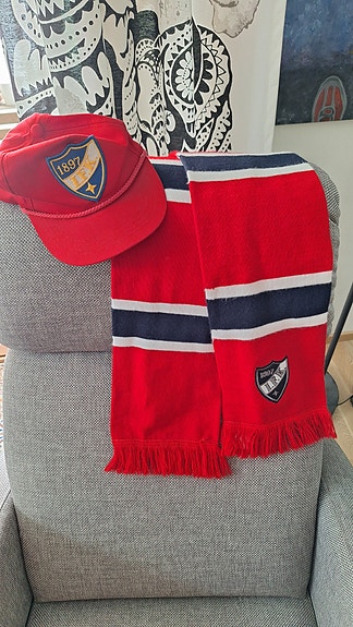 HIFK lippalakki ja kaulahuivi punainen