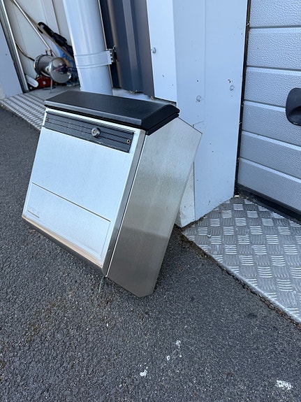 Stala postilaatikko lukolla, teräs