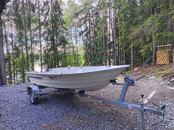 Vene lasikuituinen soutu-/moottorivene valkoinen