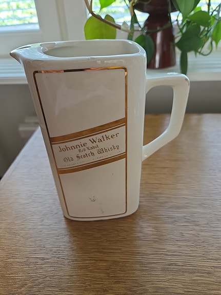 Johnnie Walker keramiikkakannu valkoinen