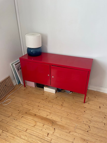 Ikean punainen metallilipasto